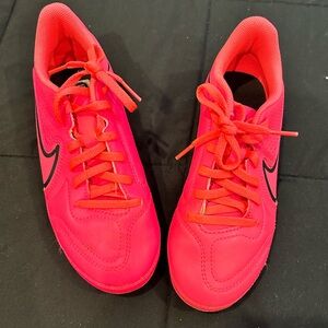Girls’ soccer cleats 3.5 Y